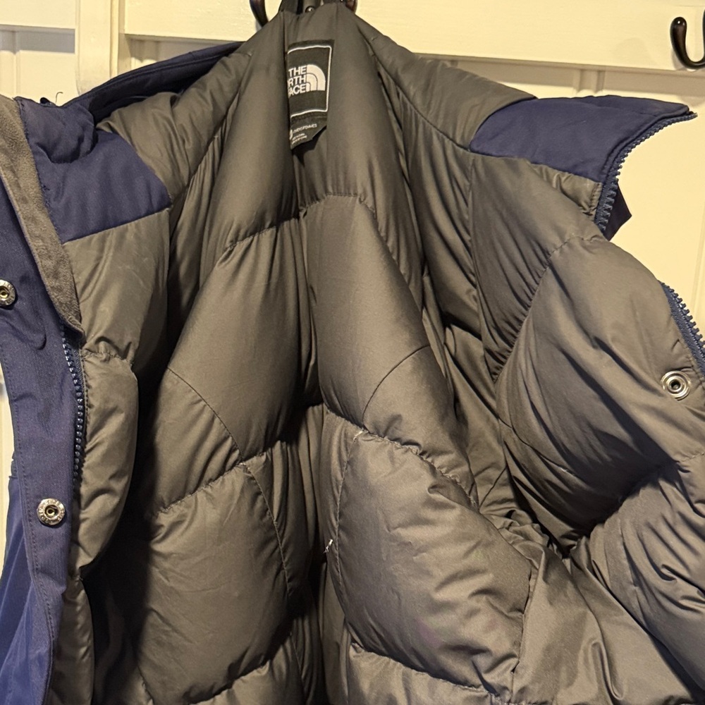 The North Face women’s navy M down puffer coat. EUC. - Picture 10 of 14